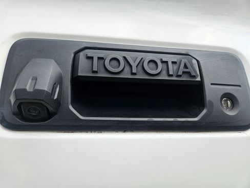 Used 2018 Toyota Tacoma SR image 7