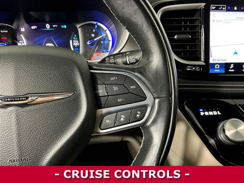 Used 2022 Chrysler Pacifica Touring-L w/ Uconnect Theater Family Group FWD image 12