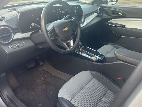 Used 2025 Chevrolet Trax LT w/ LT Convenience Package FWD image 11