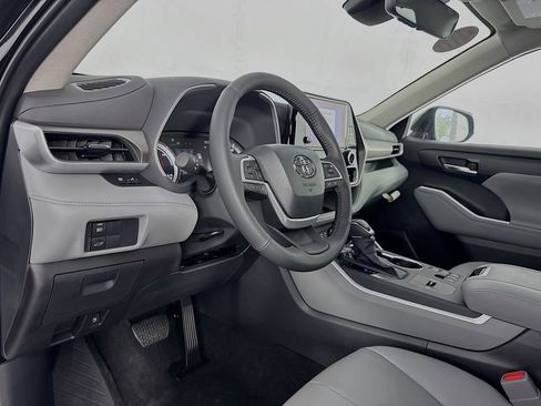New 2026 Toyota Highlander XLE image 13