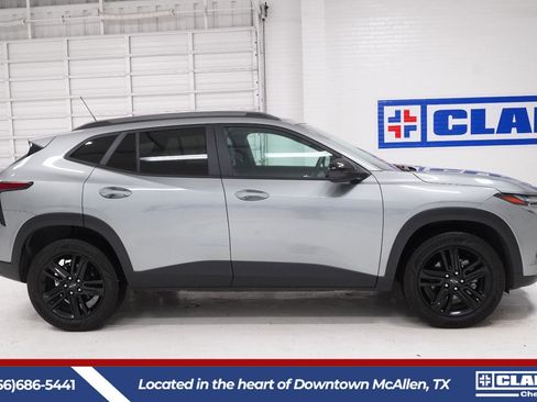 Used 2025 Chevrolet Trax ACTIV w/ Driver Confidence Package FWD image 4