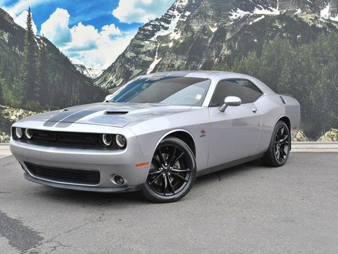 Used 2016 Dodge Challenger R/T w/ Driver Convenience Group RWD image 6