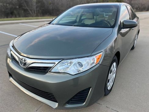 Used 2012 Toyota Camry LE image 2