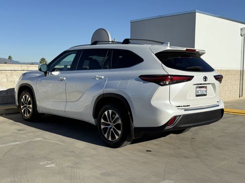 Used 2023 Toyota Highlander XLE image 9