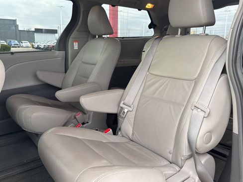 Used 2017 Toyota Sienna XLE image 15