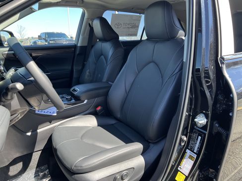 New 2026 Toyota Highlander Limited image 12