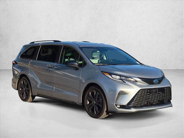 Used 2022 Toyota Sienna XSE FWD image 3