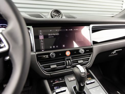 Certified 2026 Porsche Macan AWD/4WD image 15