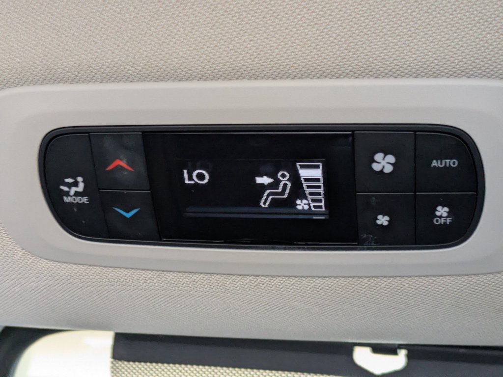 Used 2023 Chrysler Pacifica Touring-L FWD image 22