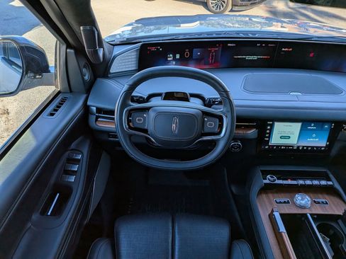 Certified 2025 Lincoln Navigator Black Label image 20