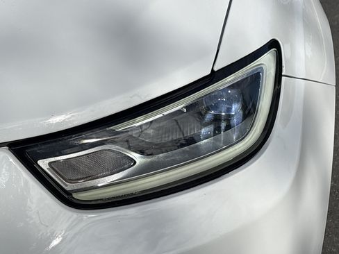 Certified 2025 Chrysler Pacifica Limited FWD image 11