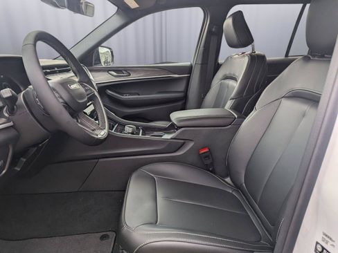 New 2026 Jeep Grand Cherokee Limited RWD image 12