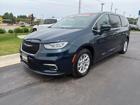 Used 2023 Chrysler Pacifica Touring-L FWD image 3