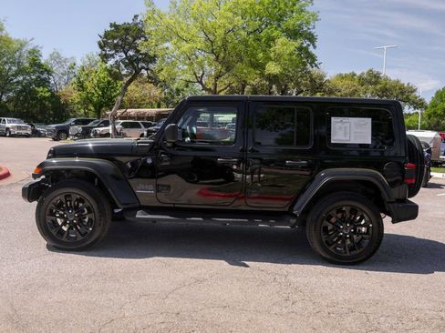 Used 2025 Jeep Wrangler Unlimited Sahara image 2