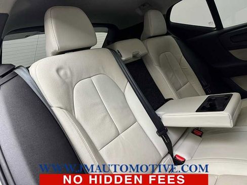 Used 2022 Volvo XC40 T5 Momentum w/ Climate Package image 19