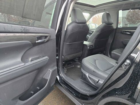 Certified 2025 Toyota Highlander Platinum image 22