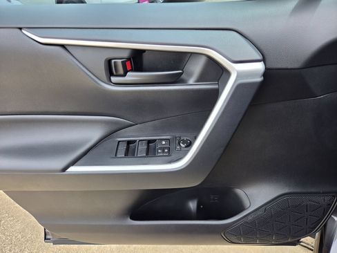 Used 2019 Toyota RAV4 LE FWD image 14