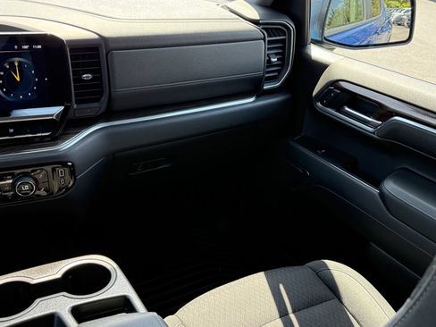Used 2022 Chevrolet Silverado 1500 LT AWD/4WD image 17