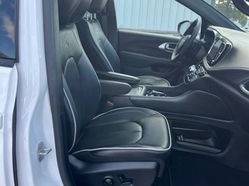Used 2026 Chrysler Pacifica Limited w/ S Appearance Package FWD image 30