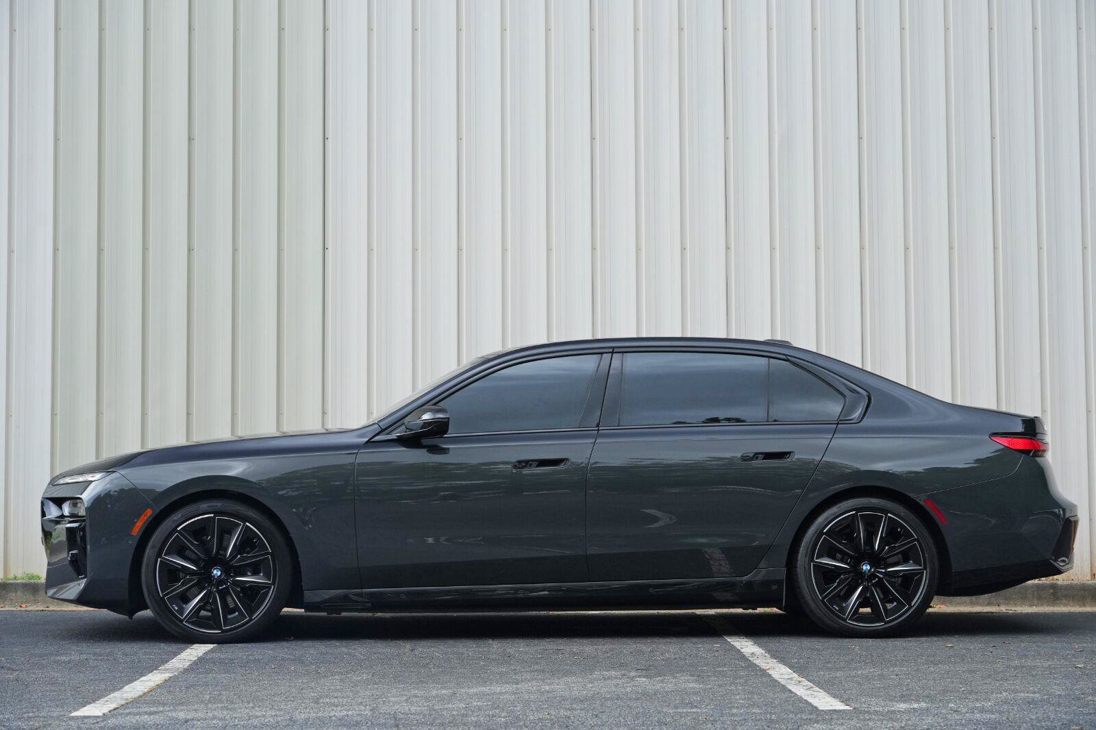 Used 2023 BMW i7 xDrive60 w/ Executive Package 2 AWD/4WD image 9