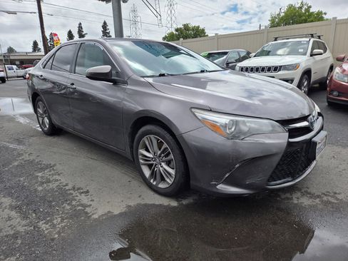 Used 2016 Toyota Camry SE image 5