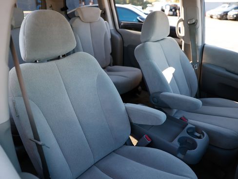 Used 2006 Kia Sedona LX image 16