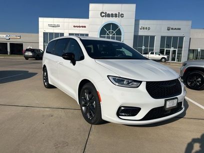 New 2026 Chrysler Pacifica Select
