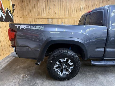 Used 2018 Toyota Tacoma TRD Off-Road AWD/4WD image 4