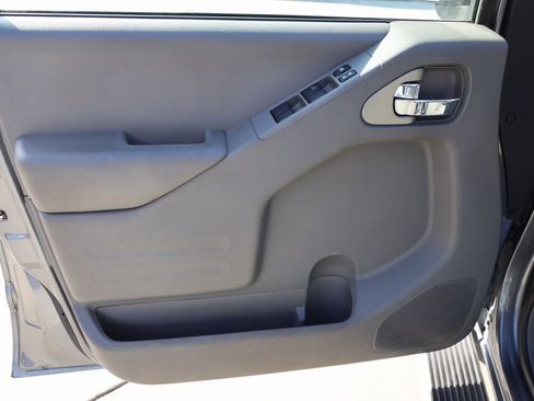 Used 2018 Nissan Frontier SV image 10