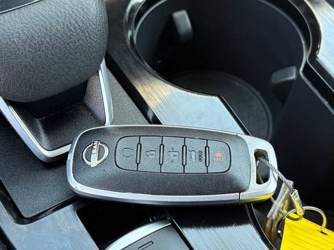 Used 2025 Nissan Rogue SV FWD image 11