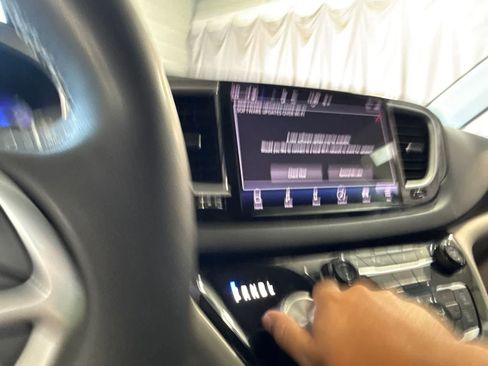 Used 2023 Chrysler Pacifica Touring-L FWD image 29
