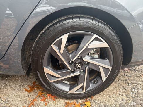 Used 2025 Hyundai Elantra Limited image 25