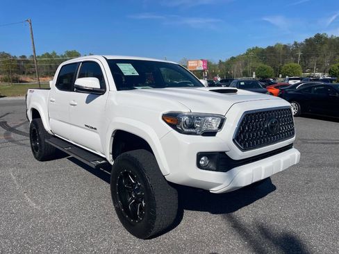 Used 2018 Toyota Tacoma TRD Sport image 6