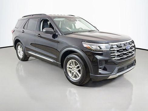 Used 2025 Ford Explorer Active AWD/4WD image 2