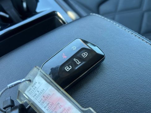 Used 2025 Volkswagen Atlas SE AWD/4WD image 23