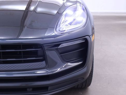 Certified 2025 Porsche Macan AWD/4WD image 9