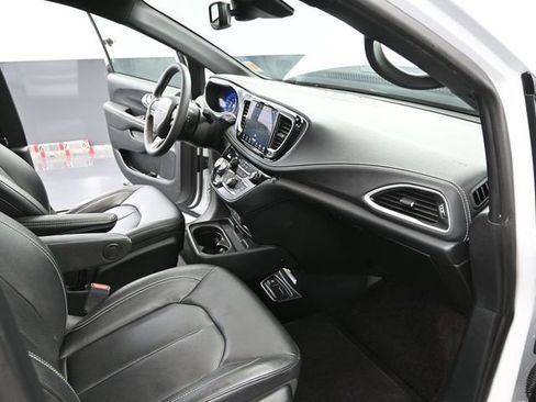 Used 2022 Chrysler Pacifica Touring-L w/ Uconnect Theater Family Group image 54