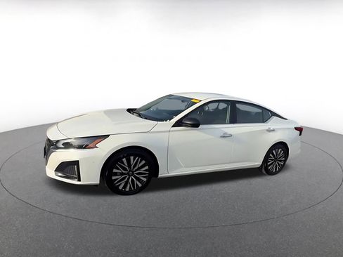 Used 2025 Nissan Altima 2.5 SV image 8