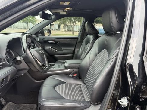 Used 2023 Toyota Highlander XSE FWD image 26