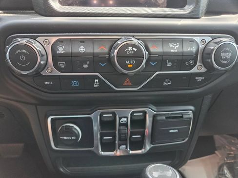 Used 2022 Jeep Wrangler Unlimited Sahara w/ Cold Weather Group AWD/4WD image 18