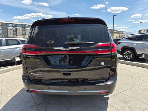 Used 2024 Chrysler Pacifica Touring-L FWD image 3
