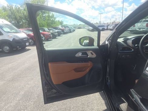 Used 2025 Chrysler Pacifica Pinnacle FWD image 14