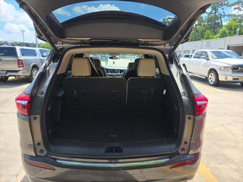 Used 2018 Buick Enclave Essence w/ LPO, Hit The Road Package FWD image 17
