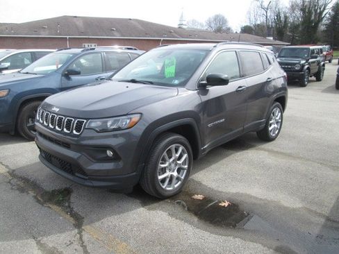 Used 2024 Jeep Compass Latitude AWD/4WD image 4