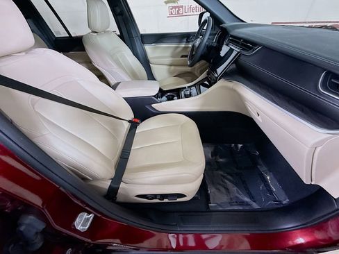 Used 2023 Jeep Grand Cherokee Limited image 31