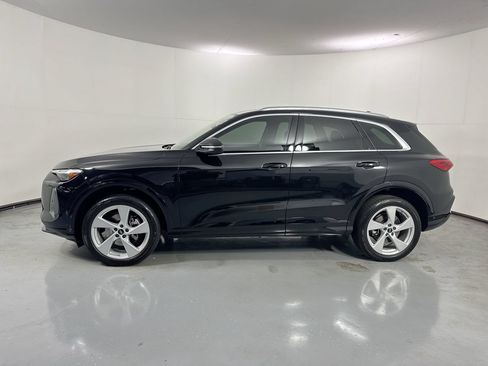 Used 2025 Audi Q5 Premium Plus w/ Premium Plus AWD/4WD image 2
