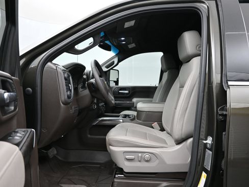 Used 2022 Chevrolet Silverado 3500 LTZ w/ LTZ Convenience Package AWD/4WD image 9