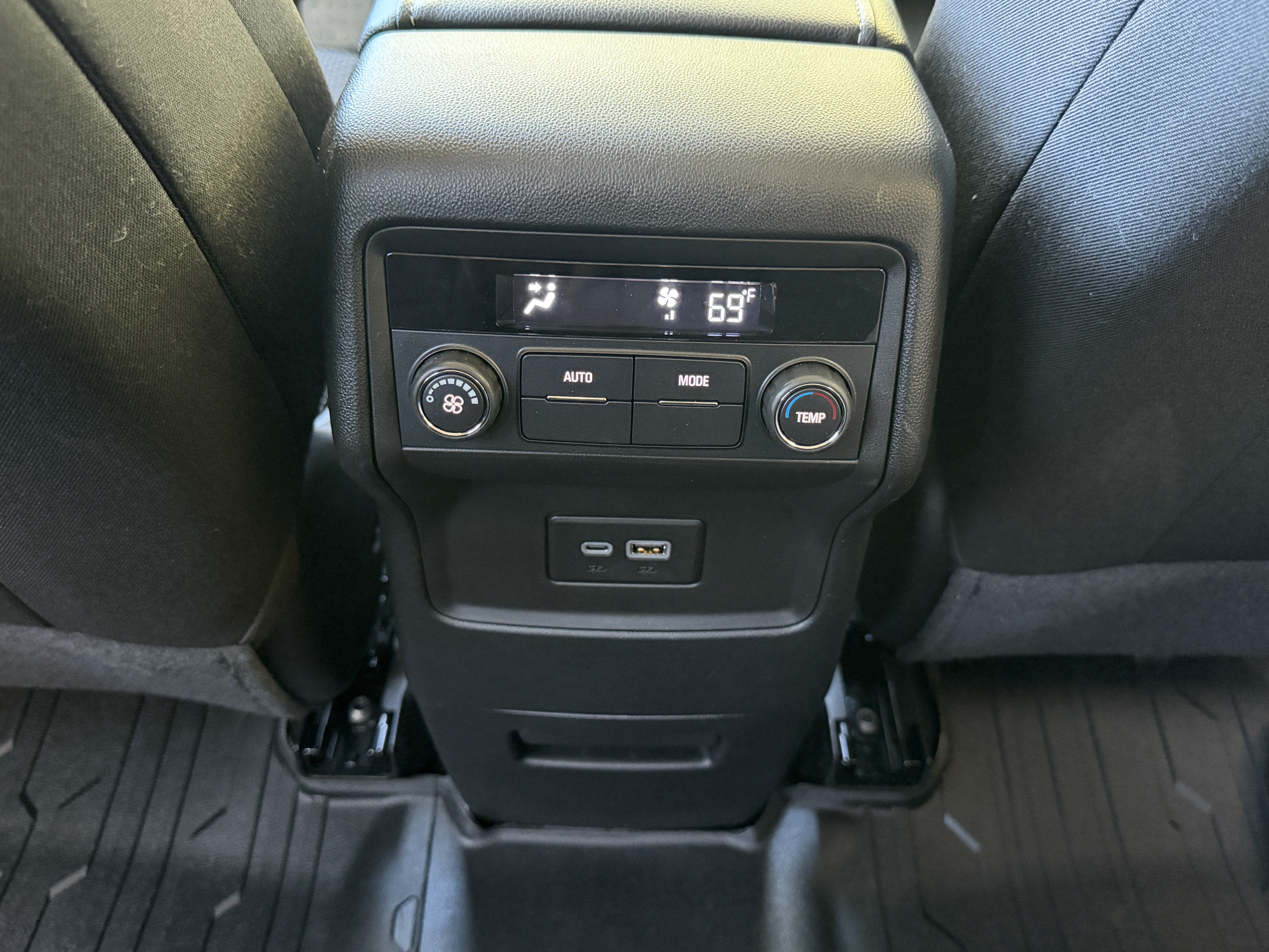 Used 2023 GMC Acadia SLE FWD image 26
