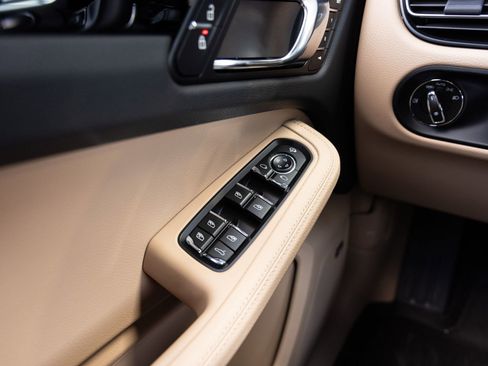 Certified 2025 Porsche Macan AWD/4WD image 21