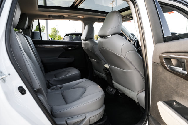 Used 2023 Toyota Highlander Platinum FWD image 42